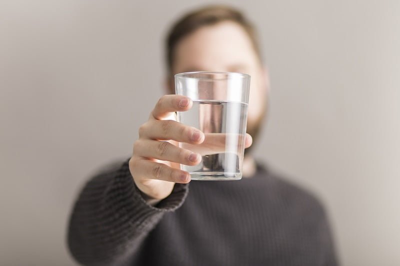 Magas vérnyomás esetén sok vizet kell inni