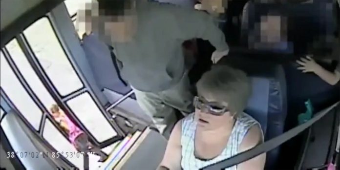 Az iskolabusz több mint 300 méteren át húzza maga után a 6 éves kislányt a buszsofőr figyelmetlensége miatt