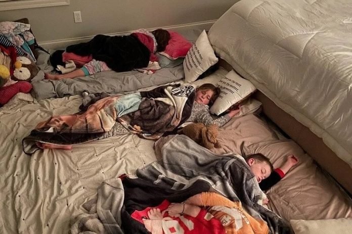 Édesanyjuk halála után a gyerekek édesapjuk ágya mellett alszanak a földön