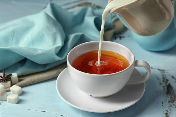 Előbb a tejet kell beleönteni a csészébe, ha tökéletes teát szeretnénk