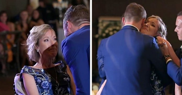 A tolószékben ülő édesanyát három fia segítette abban, hogy eljárja az anya-fia táncot