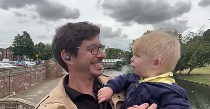 A riporter a kisfiával a karjában közvetített élő adásban, mert nem volt kire bíznia a gyereket