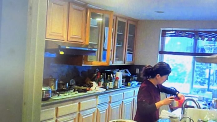 Rejtett kamerát szerelt a férj a konyhába, hogy megnézze mit csinál felesége: ledöbbent attól, amit látott