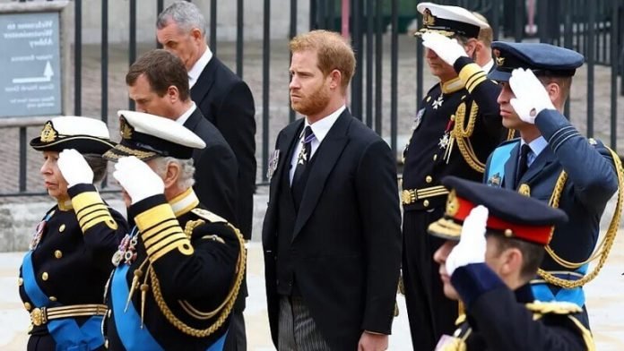 Harry herceg teljesen összetört Erzsébet királynő temetésén: nem tiszteleghetett a nagymamája előtt