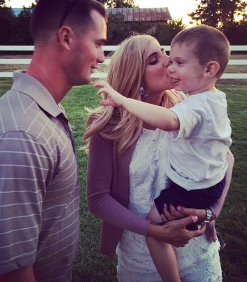 A szülők, akik az abortusz helyett az örökbefogadást választották, kapcsolatban maradtak a fiukkal és örökbefogadó családjával