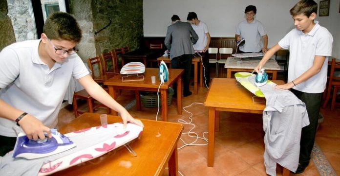 fiuk-hazimunka Egy spanyol iskolában főzni és vasalni tanítják a diákokat – felkészítik őket az életre