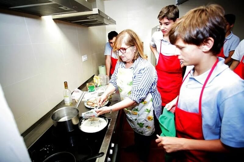 Egy spanyol iskolában főzni és vasalni tanítják a diákokat – felkészítik őket az életre