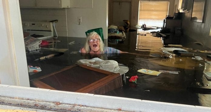 karen Egy km-t úszott a férfi, hogy kimentse 84 éves mozgássérült édesanyját a vízzel elöntött otthonából