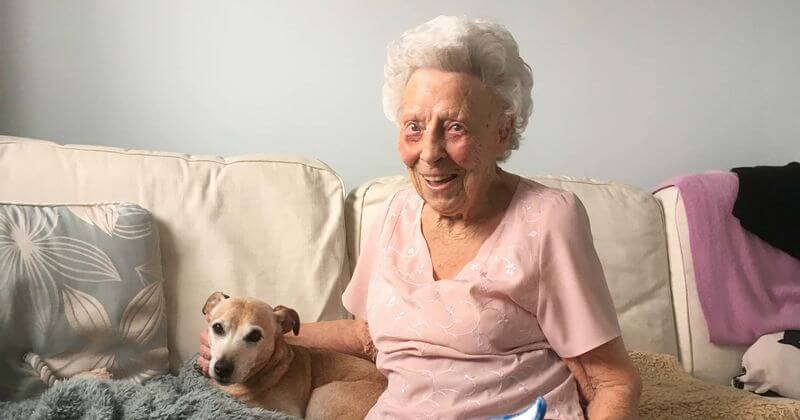 A 102 éves édesanya végre békére lelt, amikor 76 év után megtalálta halva született kisbabája sírját