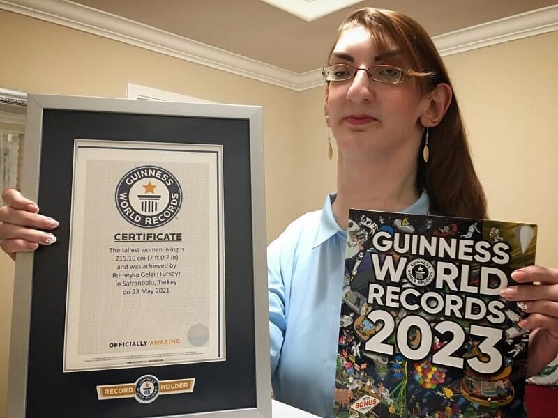 A világ legmagasabb nője most ült először repülőre: ehhez 6 ülést kellett eltávolítani a gépről!