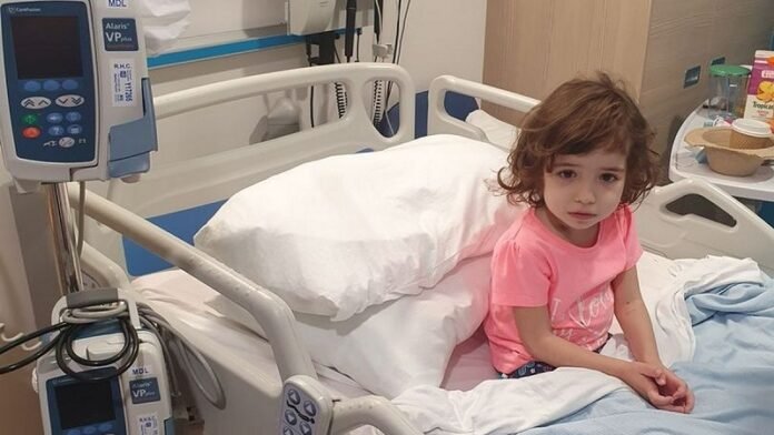 A 3 éves leukémiás kislány kivizsgálását tízszer is elutasították az orvosok, miközben az anya segítségért könyörgött