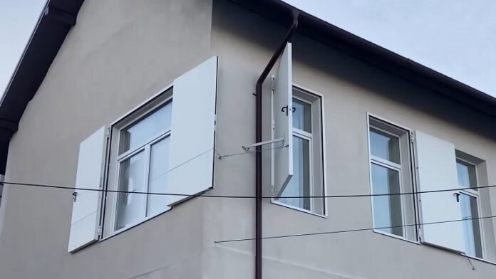 Az egész világ Románián röhög, ajtókat szereltek a felújított iskola ablakaira