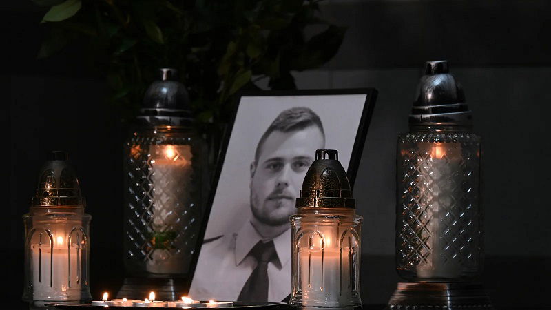 Késsel támadtak rendőrökre Budapesten: egy 29 éves rendőr elhunyt