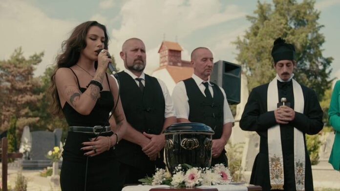 Szívszorító dallal búcsúzik Tóth Andi a TV2 népszerű sorozatában