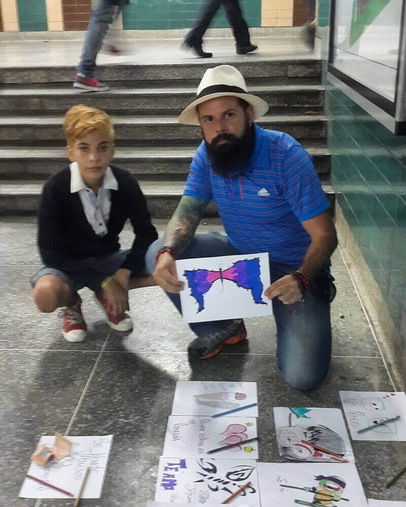 A fiú megpróbálta eladni a rajzait a metróban, hogy pénzt gyűjtsön beteg édesanyjának - egy idegen megváltoztatta az életét