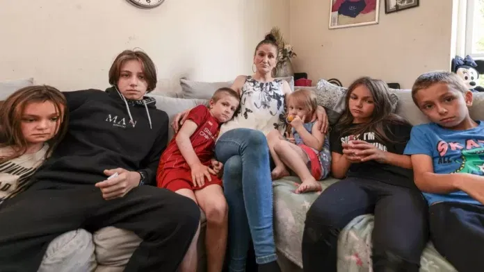 Cheryl1 Az édesanya 7 gyerekével él egy egyágyas önkormányzati lakásban: „Minden nap sírva fakadok”