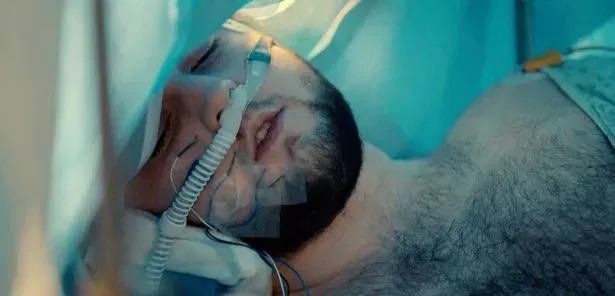 A tinédzser fiú agyából hét órás műtéttel távolították el a daganatot - közben végig ébren volt, és beszélt