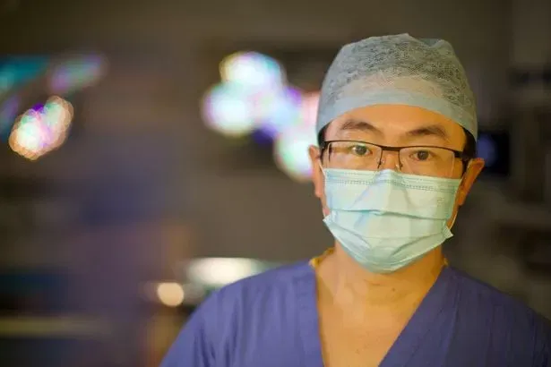 A tinédzser fiú agyából hét órás műtéttel távolították el a daganatot - közben végig ébren volt, és beszélt