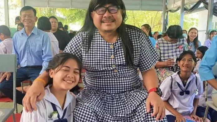 Az egyedülálló apa női ruhában jelent meg az iskolai anyák napi rendezvényen, hogy a lánya ne érezz úgy, hogy kimarad valamiből