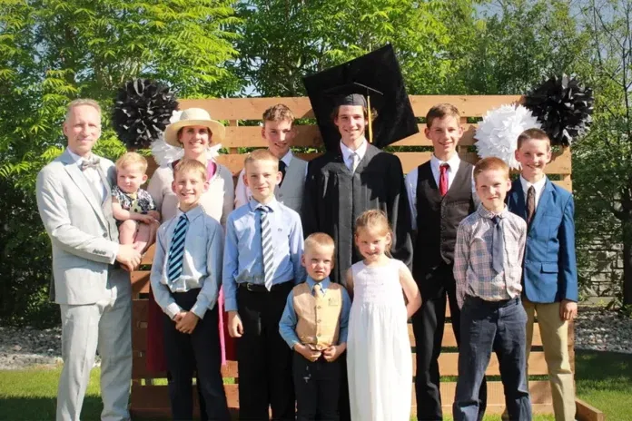 10gyerek-csalad1 A házaspárnak 10 gyereke született és úgy érzik, a nagy család igazi áldás: