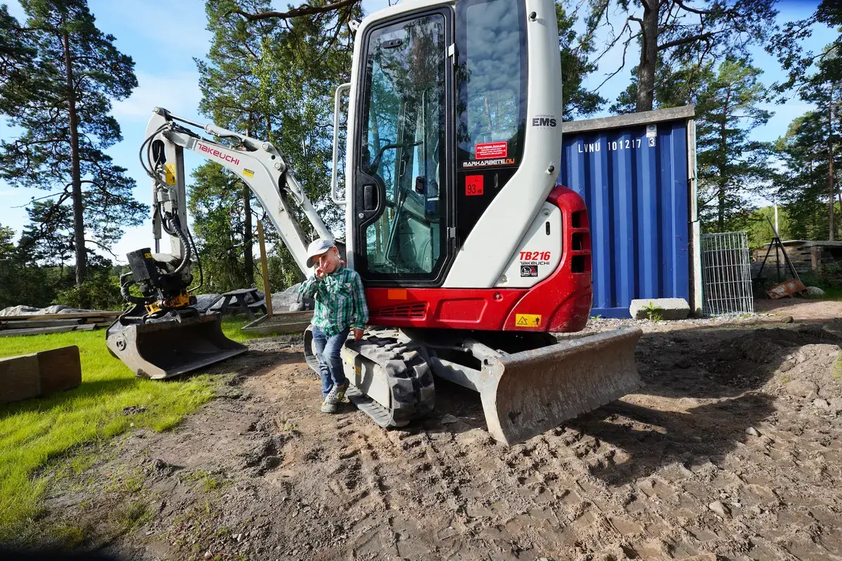 A 3 éves kisfiú már most úgy kezeli a markológépet, mint egy igazi profi, és a szülei nagyon büszkék rá