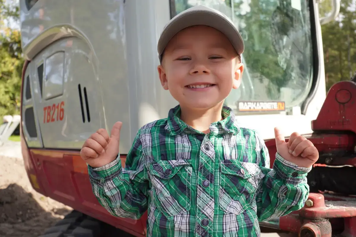 A 3 éves kisfiú már most úgy kezeli a markológépet, mint egy igazi profi, és a szülei nagyon büszkék rá