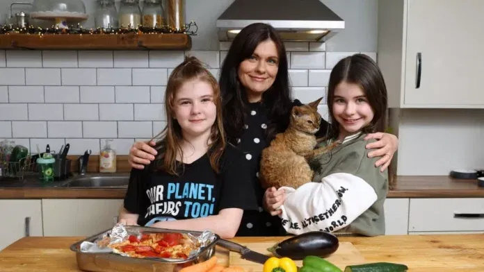 vegan-anyuka A vegán anyuka soha nem adna húst a gyerekeinek, és a lányai a tejet is furcsának találják