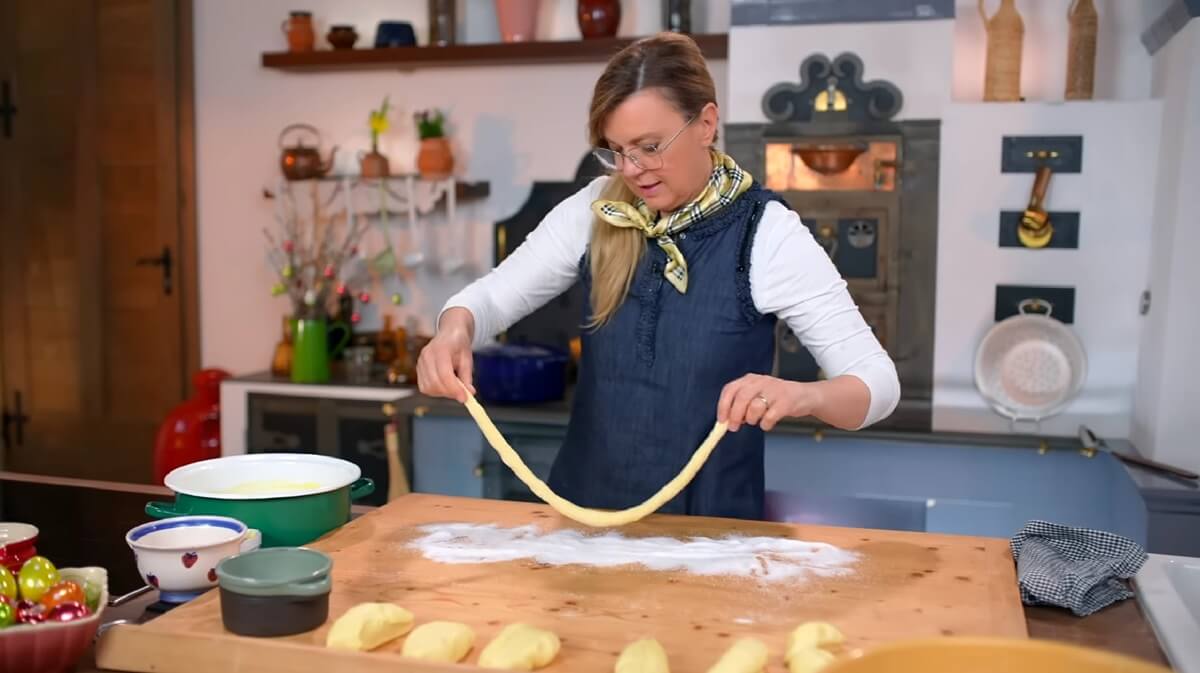 Borbás Marcsi csotros kalácsot készít a konyhában