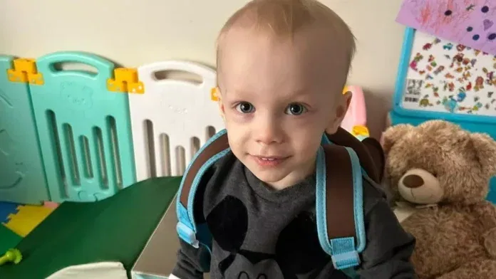 brodie1 Brodie - kisfiú mackójával a kamerába mosolyog