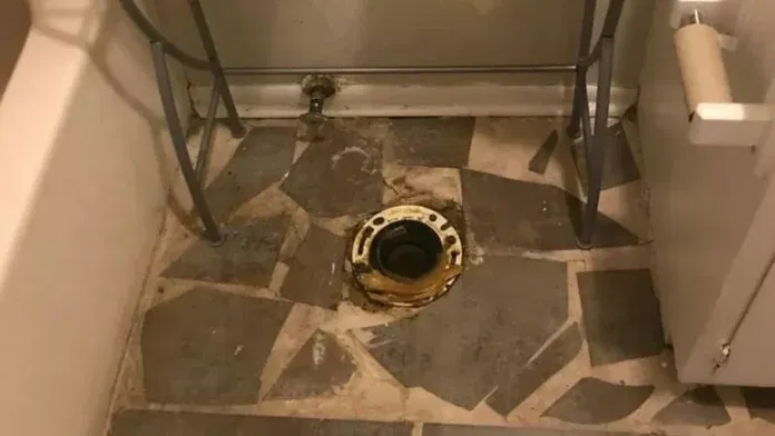 ellopott-wc „Egy vízvezeték-szerelővel jártam, de amikor szakítottunk, ellopta a vécémet, amíg aludtam”