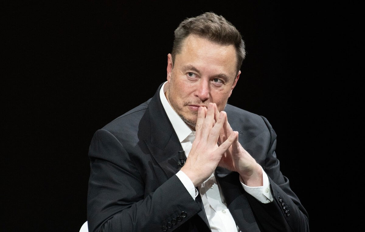 Elon Musk gondolkodik