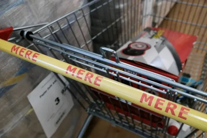 bevasarlokocsi Elborult a vásárlók agya, amikor rájöttek, hogy mire való a kampó a bevásárlókocsikon