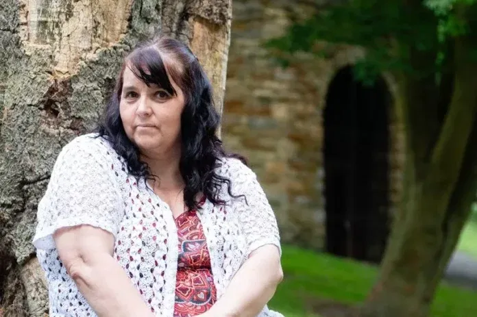 A brit anyuka „ostobának” érzi magát, mert feleségül ment egy férfihoz, aki „négy feleséget” akart A brit anyuka „ostobának” érzi magát, mert feleségül ment egy férfihoz, aki „négy feleséget” akart