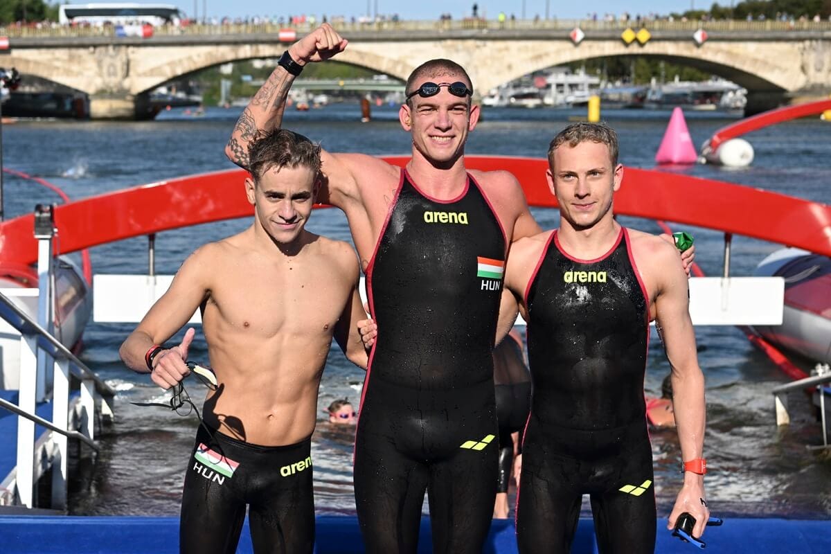 Az aranyérmes Rasovszky Kristóf (k), a bronzérmes Betlehem Dávid (b) és a második helyezett német Oliver Klemet (j) a férfi 10 kilométeres nyíltvízi úszás versenye után a célban a 2024-es párizsi nyári olimpián a Szajna III. Sándor hídjánál 2024. augusztus 9-én. MTI/Czeglédi Zsolt
