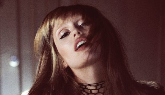 Futótűzként terjed Miley Cyrus új, világvégét idéző videóklipje: az End of the World lesz az év egyik nagy slágere! Miley Cyrus