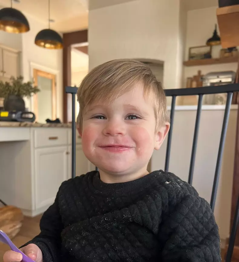 Meghalt az influenszer 2 éves kisfia, miután ráesett egy tükör